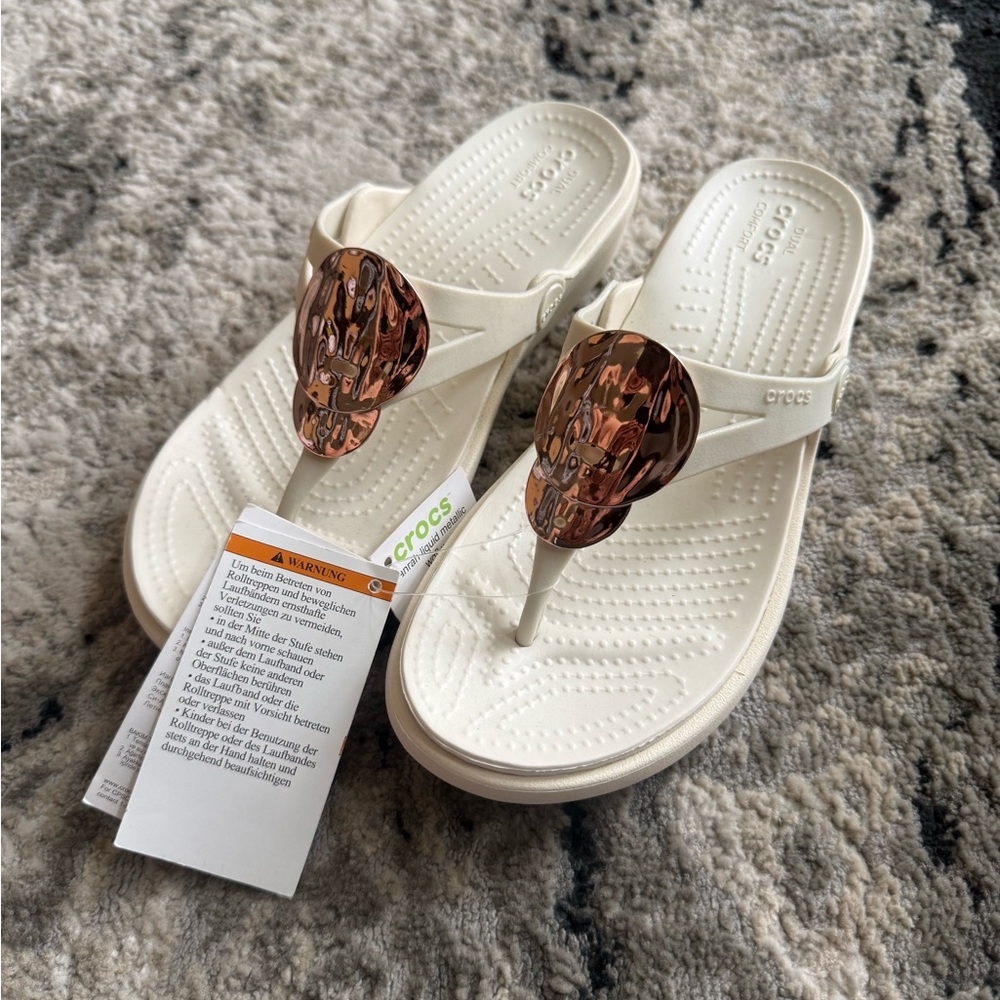 Crocs Sanrah Liquid Metallic Wedge Flip Sandal Rose Gold/Oyster Size 6 Womens